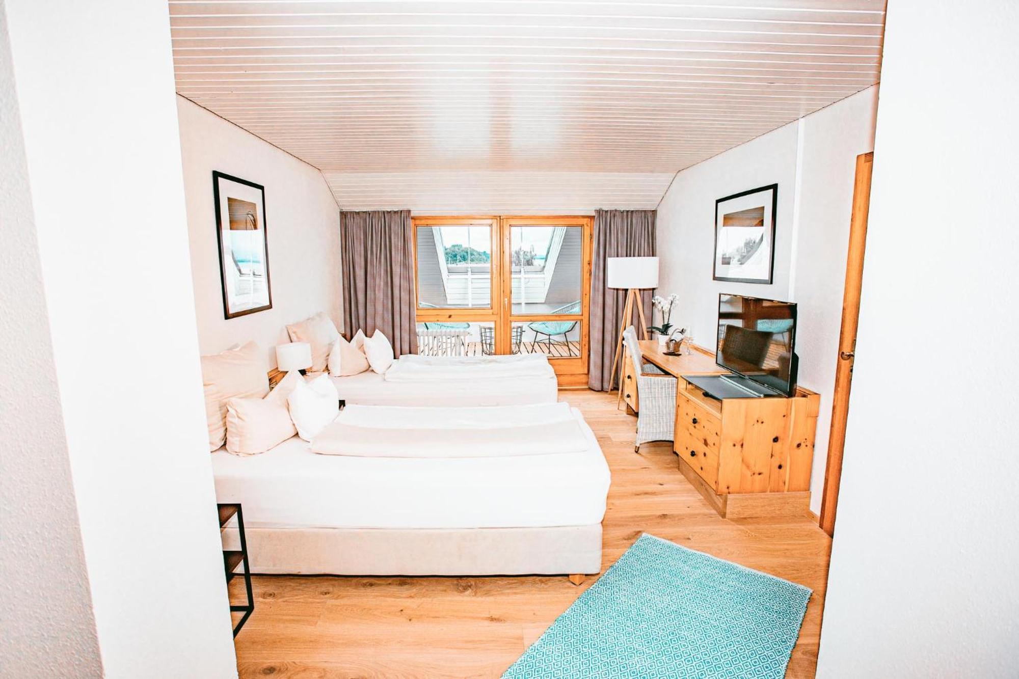 Yachthotel Chiemsee Gmbh พรีนอัมคิมซี ภายนอก รูปภาพ